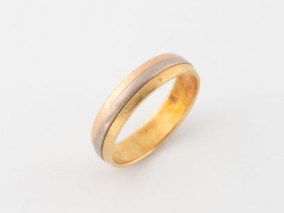 Three-tone gold wedding band (750).
Engraved...