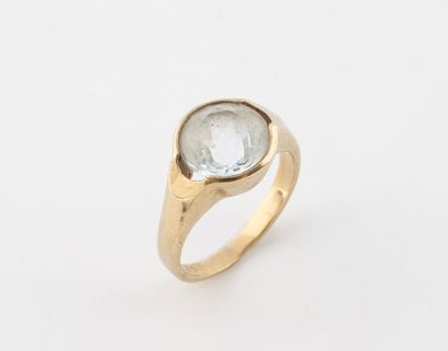 Yellow gold (8 k) ring set with a closed-set...