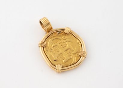 Yellow gold (750) pendant centered on a jewelry...