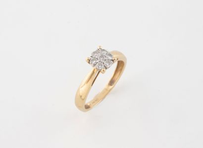 Ring in yellow gold (750), the round bezel...