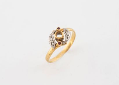 Yellow gold (750) ring with openwork bezel...