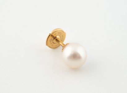 A yellow gold (750) ear chip centered on...