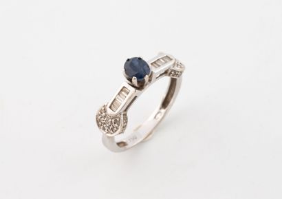 White gold (750) ring set with an oval-cut...