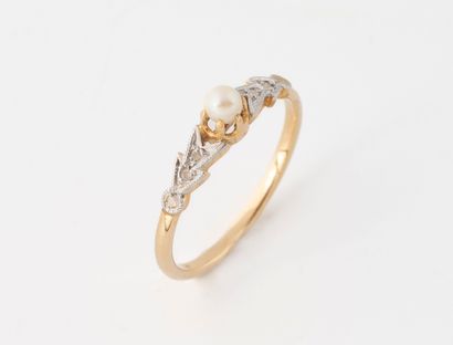 Small yellow gold (750) ring centered on...