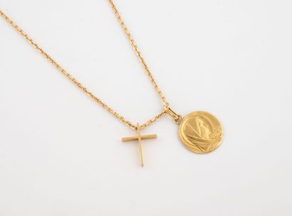 Yellow gold (750) forçat chain holding a...