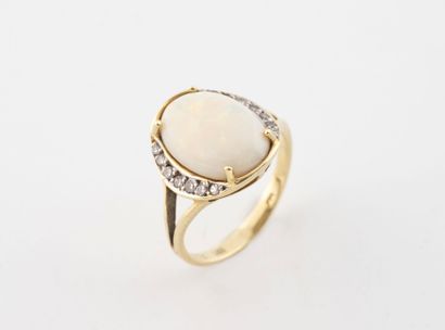 Yellow gold (585) ring set with an oval cabochon...