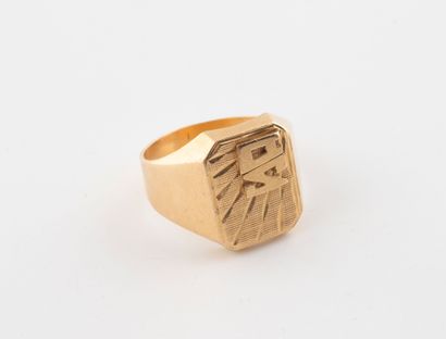 Chevalière in yellow gold (750) centered...