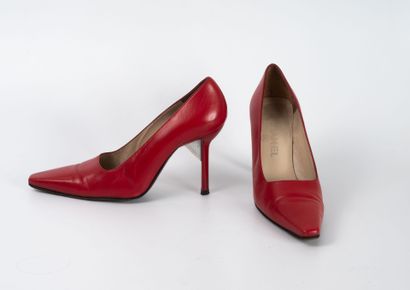 CHANEL 
Pair of red leather pumps. 
Beige...