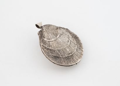 Large silver-plated oyster-shaped pendant...