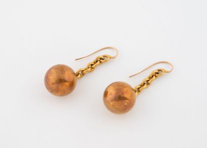 Pair of earrings in yellow gold (750) featuring...
