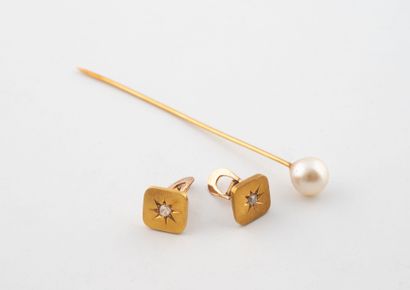 Yellow gold (750) lot including :
- a yellow...