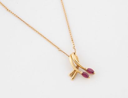 Long yellow gold (750) fine necklace holding...