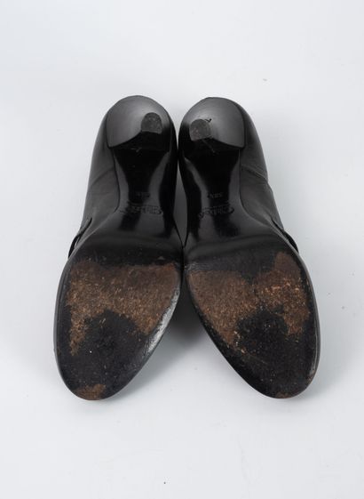 CHLOE
Pair of black leather pumps with cut-outs.
Made...
