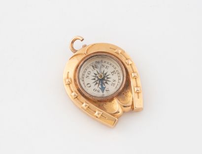 Yellow gold (750) horseshoe pendant holding...
