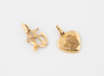 Two small pendants in yellow gold (750) :
-...