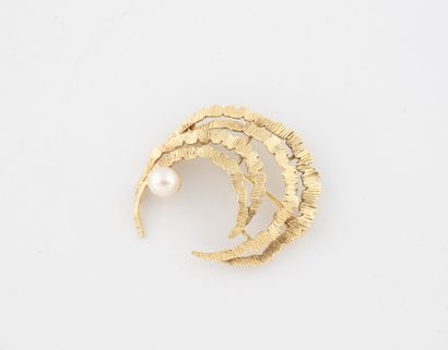 Textured yellow gold (585) brooch in the...