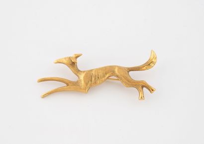 Yellow gold (750) brooch featuring a running...