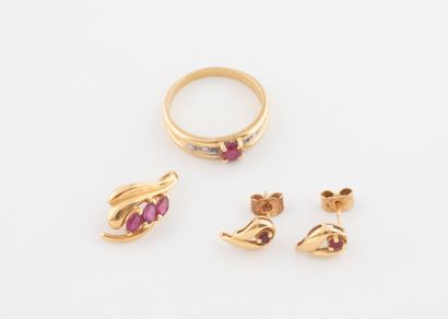 Small set in yellow gold (750) comprising...