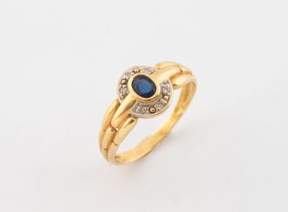 Yellow gold (750) ring, centered on an oval...