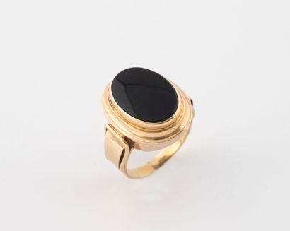 Yellow gold (585) ring set with an oval black...