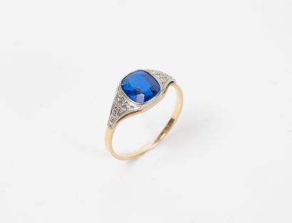 Yellow gold (750) and platinum (850) ring...