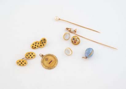 Jewelry lot:
- A round 