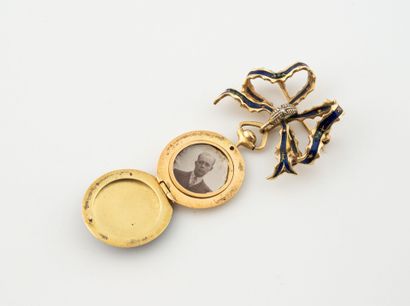 Yellow gold (750) brooch forming an openwork...