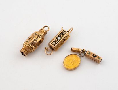 Small set of tubular clasps in yellow gold...