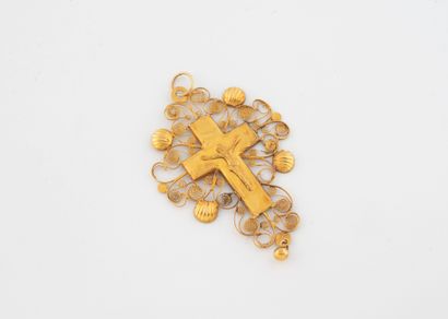 Yellow gold (750) cross pendant in a pattern...