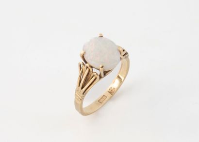 Yellow gold (585) ring set with an oval cabochon...