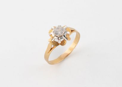 Yellow gold (750) flower ring set with a...