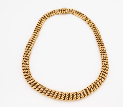 Necklace in yellow gold (750) with American...