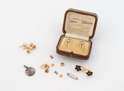 Lot in yellow gold (750) comprising five...