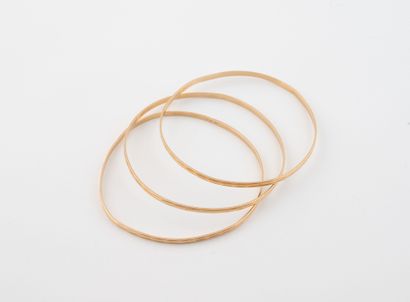 Three rigid bracelets in yellow gold (750).
Total...