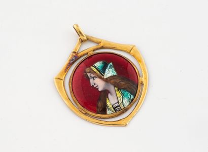 Yellow gold (750) pendant centered on a Limoges...