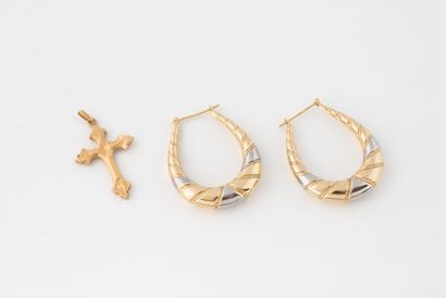 Pair of earrings in yellow and white gold...