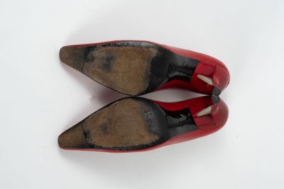 CHANEL 
Pair of red leather pumps. 
Beige...