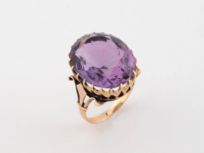 Yellow gold (585) ring set with a large claw-set...
