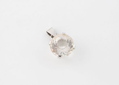 White gold (750) pendant holding a round...