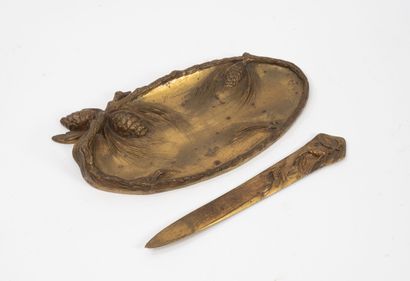 M. OTTENWALD
Vide-poche ovale et coupe-papier.
Epreuves...
