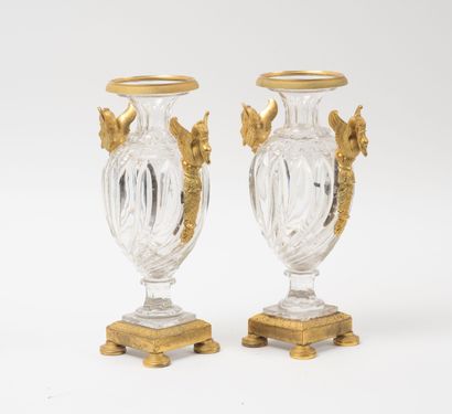 Paire de vases en verre incolore moulé, à...