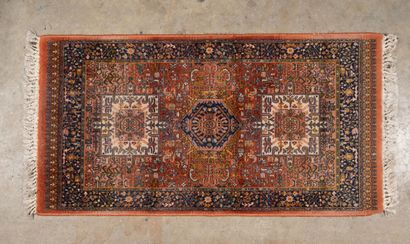 Quatre petits tapis en laine polychrome :
-...