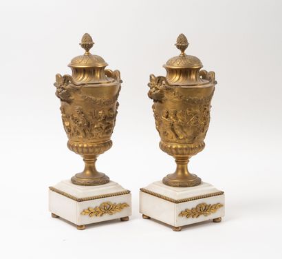 D'après CLODION
Paire de vases couverts sur...
