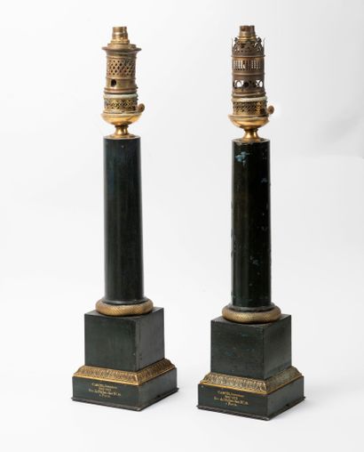 CARCEL
Paire de pieds de lampes en tôle laquée,...