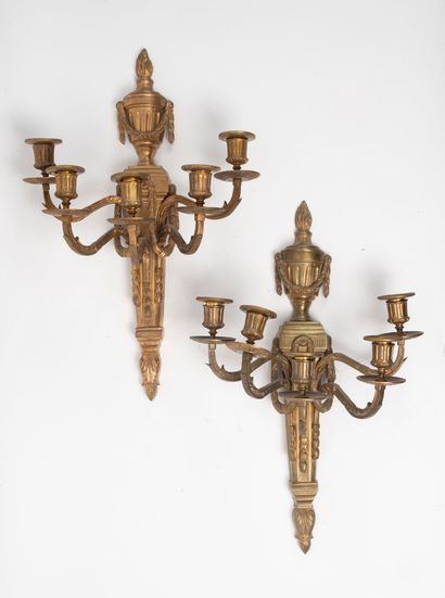Paire d'appliques à guirlandes en bronze...