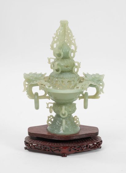 CHINA, 20th century
Covered celadon jade...
