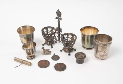 Four silver objects (950) : 
- two goblets...