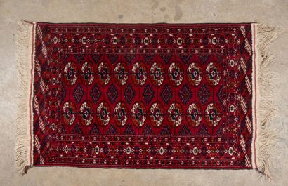 Quatre petits tapis en laine polychrome :
-...