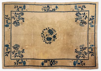 CHINE, XXème siècle
Tapis en laine à champ...