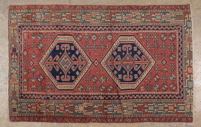 Quatre petits tapis en laine polychrome :
-...